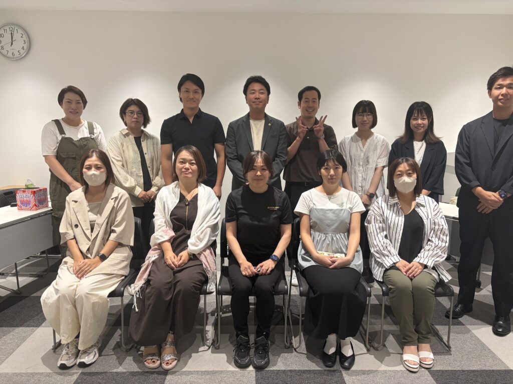 勉強会に参加したスポット看護師と事業所スタッフ、代表の集合写真