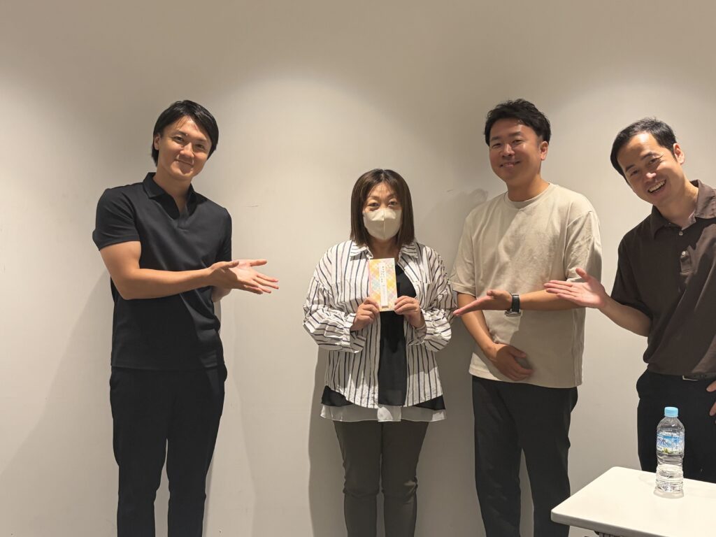 アセスメント訪問の訪問件数上位として表彰されたスポット看護師と、アールケア様・代表の記念撮影