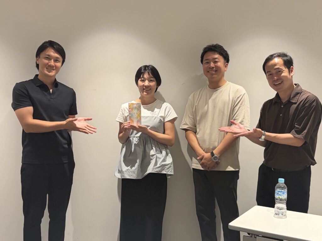 記念品を手に笑顔で写る、表彰されたスポット看護師とアールケア様・代表