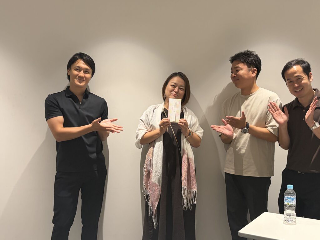拍手に包まれながら記念品を受け取った、表彰されたスポット看護師